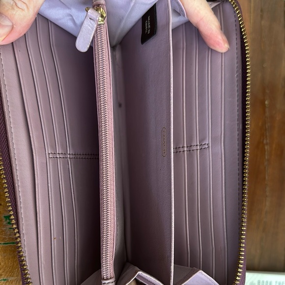 Coach Purple Wallet with Elegant Leather Design - Picture 4 of 5
